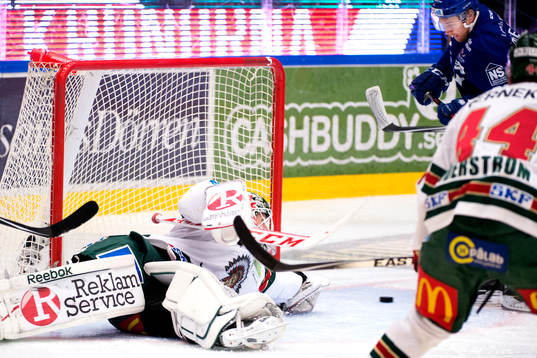 Frölundas målvakt Lars Johansson räddar skott från