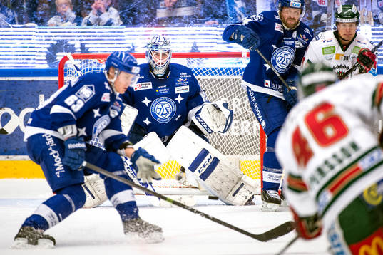 Frölundas  Christoffer Persson skjuter puck mot Leksands