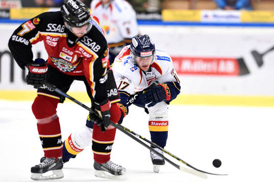 Djurgårdens Henrik Eriksson tar pucken av Luleås Jan