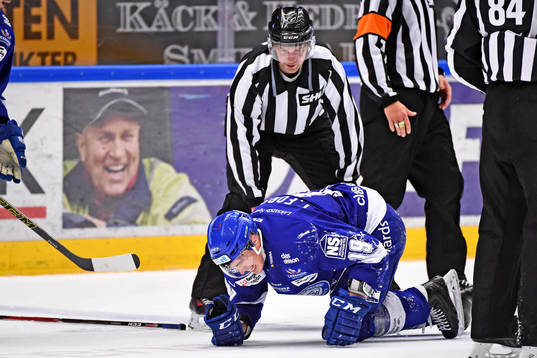 Leksands Tobias Forsberg tar sig för knät