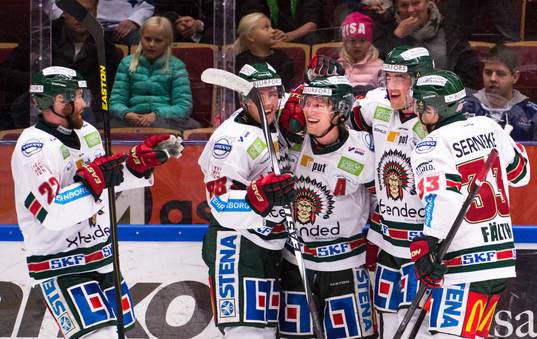 Frölundas Mathis Olimb, i mitten, jublar med lagkamraterna