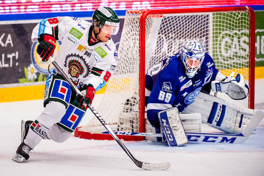 Frölundas  Andreas Johnson och Leksands målvakt Oscar