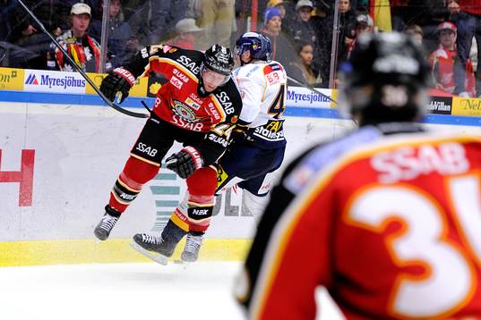 Luleås Cam Abbott tacklar Djurgårdens Alexander Falk
