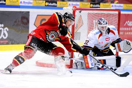 Luleås Karl Fabricius får en chans framför Djurgårdens