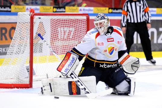 Djurgårdens målvakt Mikael Tellqvist räddar ett skott