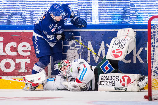 Leksands Veli-Matti Savinainen och Frölundas målvakt Lars