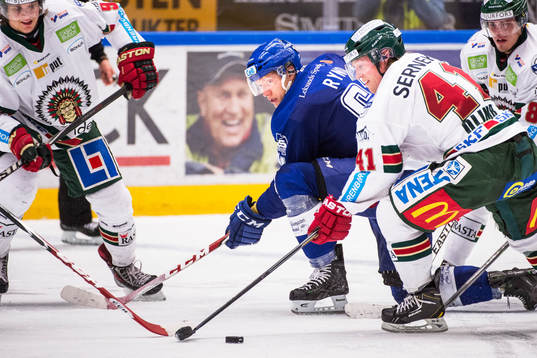 Leksands Johan Ryno i en kamp om pucken med Frölundas