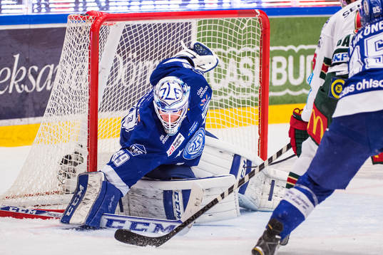 Leksands målvakt Oscar Alsenfelt räddar skott