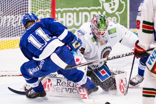 Frölundas målvakt Lars Johansson  räddar skott från