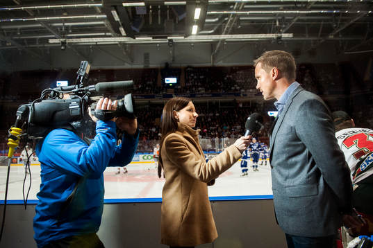 Frölundas Roger Rönnberg blir intervjuad av Cmore