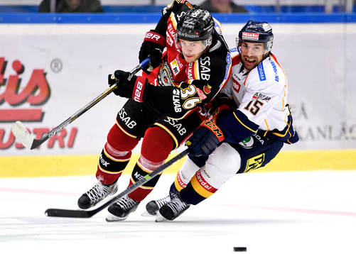 Luleås Niklas Fogström i kamp om pucken med Djurgårdens