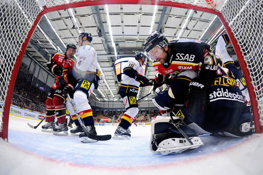 Luleås Per Ledin hamnar ovanpå Djurgårdens målvakt