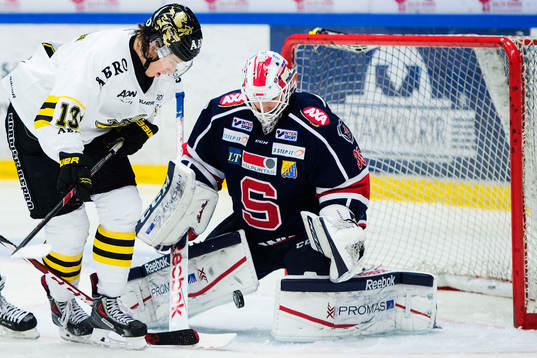 s Marcus Jonsson och Södertäljes målvakt Tim Sandberg