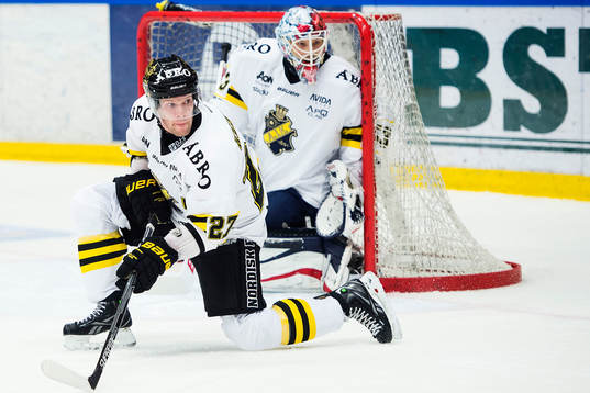 s Jordan Hendry täcker skott framför målvakt Christian