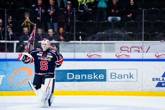 Södertäljes målvakt Tim Sandberg dansar framför klacken