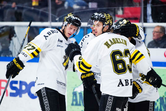 s Jacob Spångberg och Joakim Hagelin jublar
