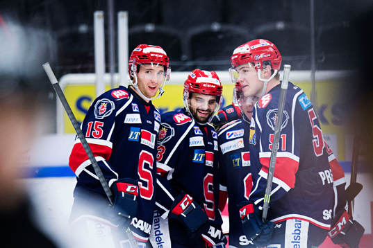 Södertäljes Mattias Beck (mitten) gör 2-1 och jublar med