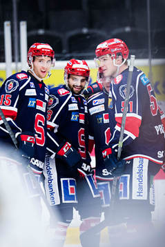 Södertäljes Mattias Beck (mitten) gör 2-1 och jublar med