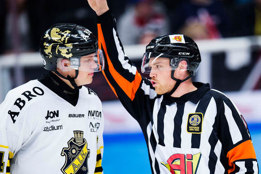 s Patric Blomdahl diskuterar med domare Johan Häll