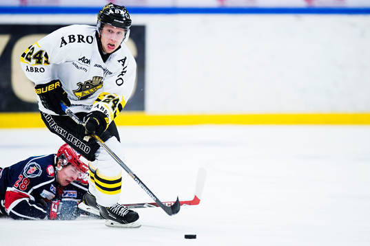 s Johan Andersson åker förbi Södertäljes Jesper Frödén