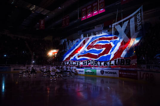 Södertäljes supportrar med ett tifo innan ishockeymatchen
