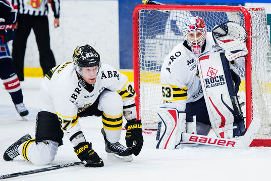 s Jordan Hendry och målvakt Christian Engstrand