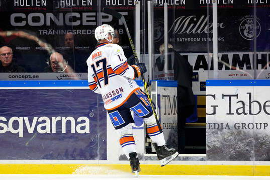 Växjös Alexander Johansson utvisas för tackling mot