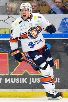 Växjös Erik Josefsson jublar