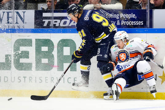 s Andreas Jämtin vinner pucken