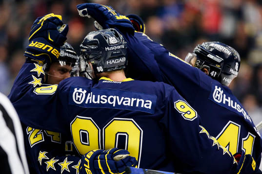 s Erik Christensen, Ted Brithén och Chris Campoli jublar