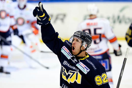 s Teemu Laine jublar