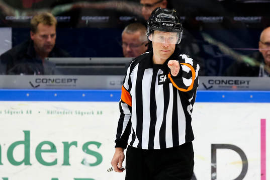Domare Tobias Björk dömer mål för HV71