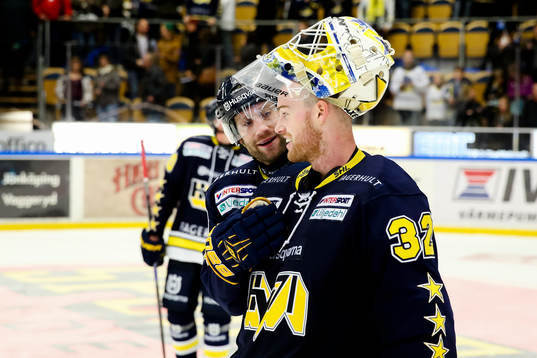 s Marcus Nilson och målvakt Gustaf Wesslau glada