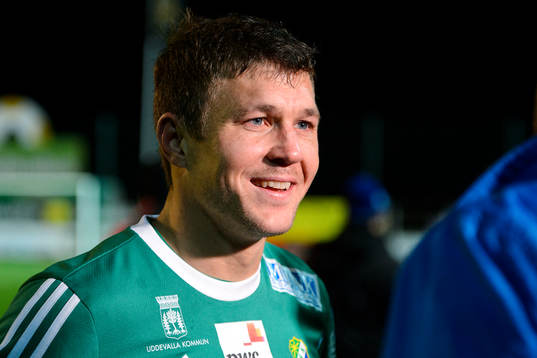 Ljungskiles Hannes Stiller blir intervjuad av TV