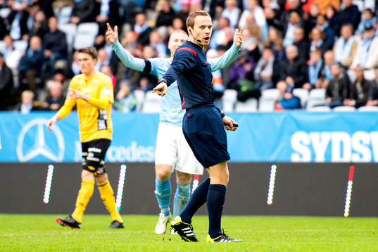 Domaren Kristoffer Karlsson dömer straff