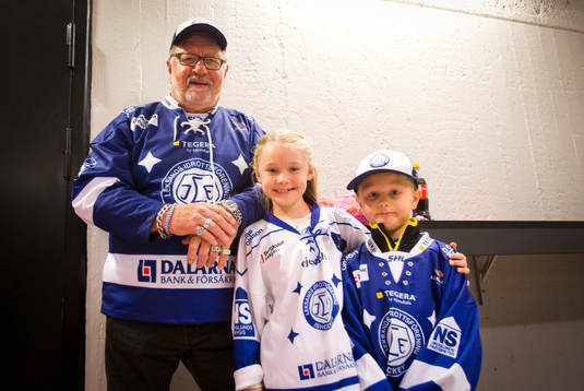 Leksands supportarar innan ishockeymatchen i SHL mellan