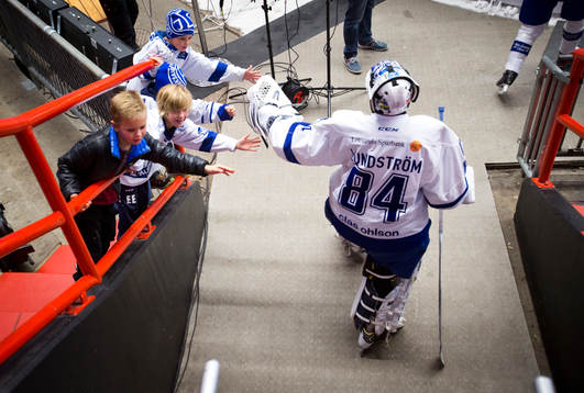 Leksands supportarar och målvakt Joakim Lundström innan