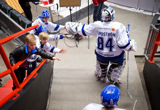 Leksands supportarar och målvakt Joakim Lundström innan