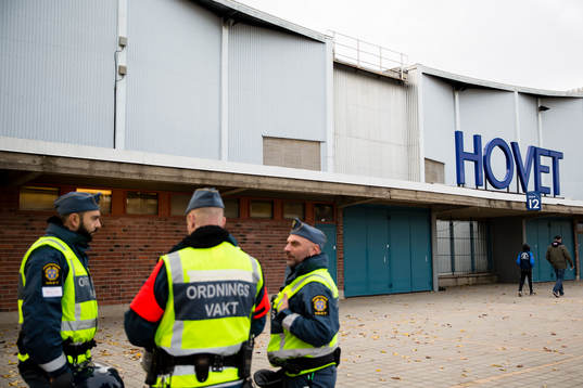 Ordningsvakter utanför Hovets Isstadion
