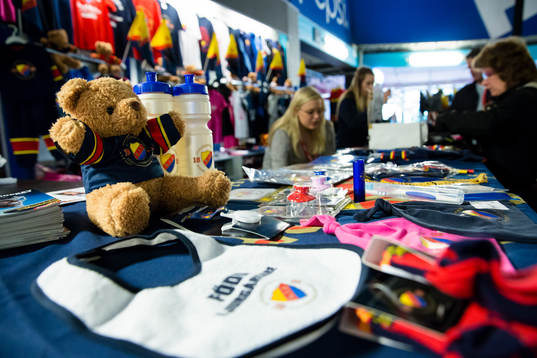 En nallebjörn med Djurgårdströja i souvenirshopen
