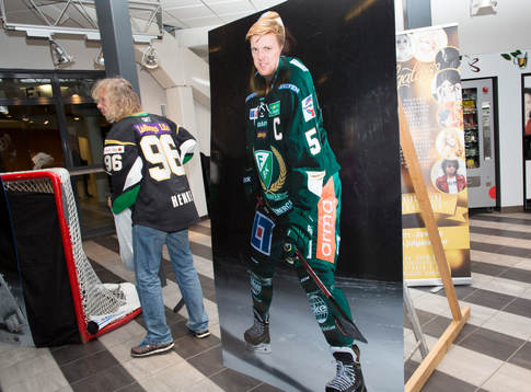En Färjestads supporter med i kaptensroll