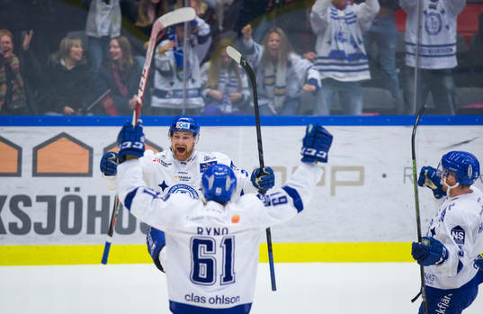 Leksands Mattias Ritola gör 0-1 och jublar med Johan Ryno