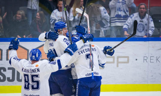 Leksands Mattias Ritola gör 0-1 och jublar med Johan Ryno,