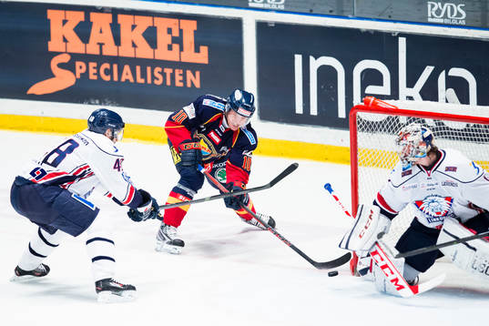 Djurgårdens Joakim Eriksson försöker få in pucken bakom