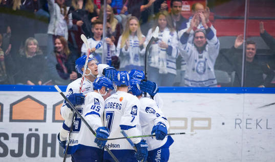 Leksands Mattias Ritola gör 0-1 och jublar med Johan Ryno,