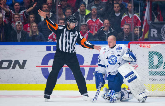 Leksands målvakt Oscar Alsenfelt deppar