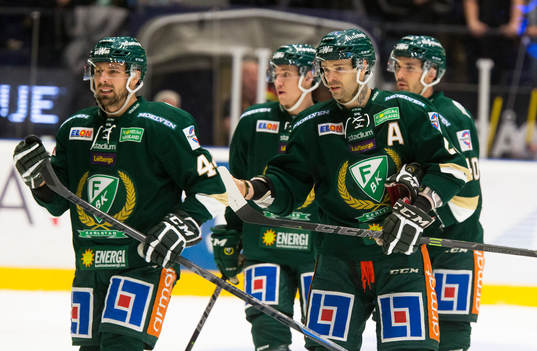 Färjestads Milan Gulas, Jakub Klepis och bakom dem står