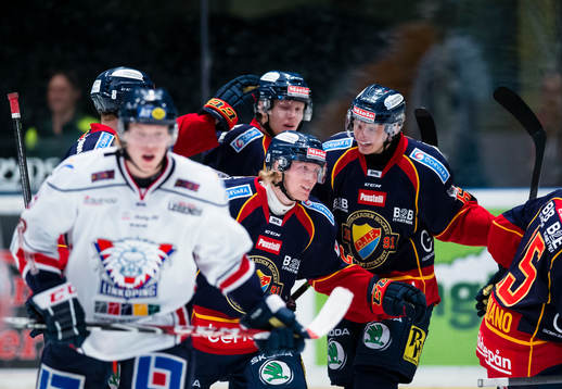 Djurgårdens Nicklas Heinerö (m) gör 2-0 och gratuleras