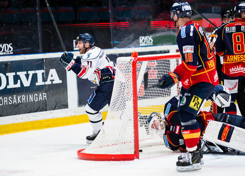 Linköpings Jacob Micflikier (v) gör 2-1 bakom