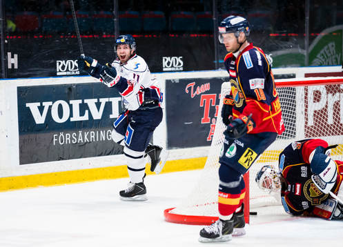 Linköpings Jacob Micflikier (v) gör 2-1 bakom